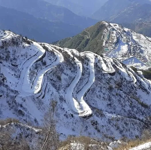Zuluk Zigzag roads during winter