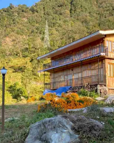 Log Cabin in The Woods, Tintek