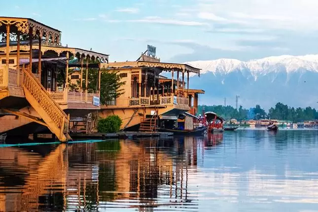 Arrival in Srinagar & Local Sightseeing